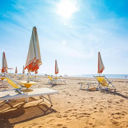 Lovely Flat With Garden In A Residence-beahost Bibione